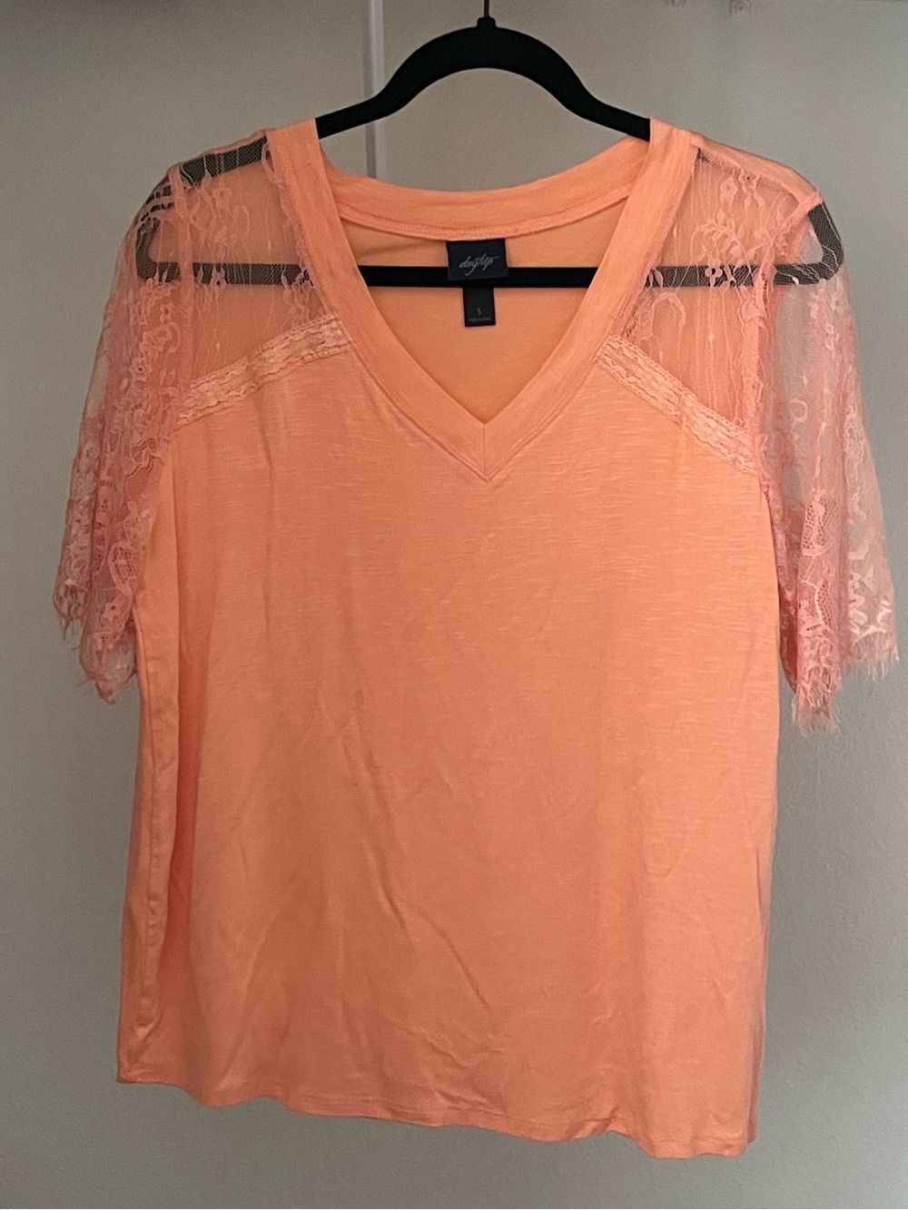 Daytrip Peach Lace-Sleeve V-Neck Tee